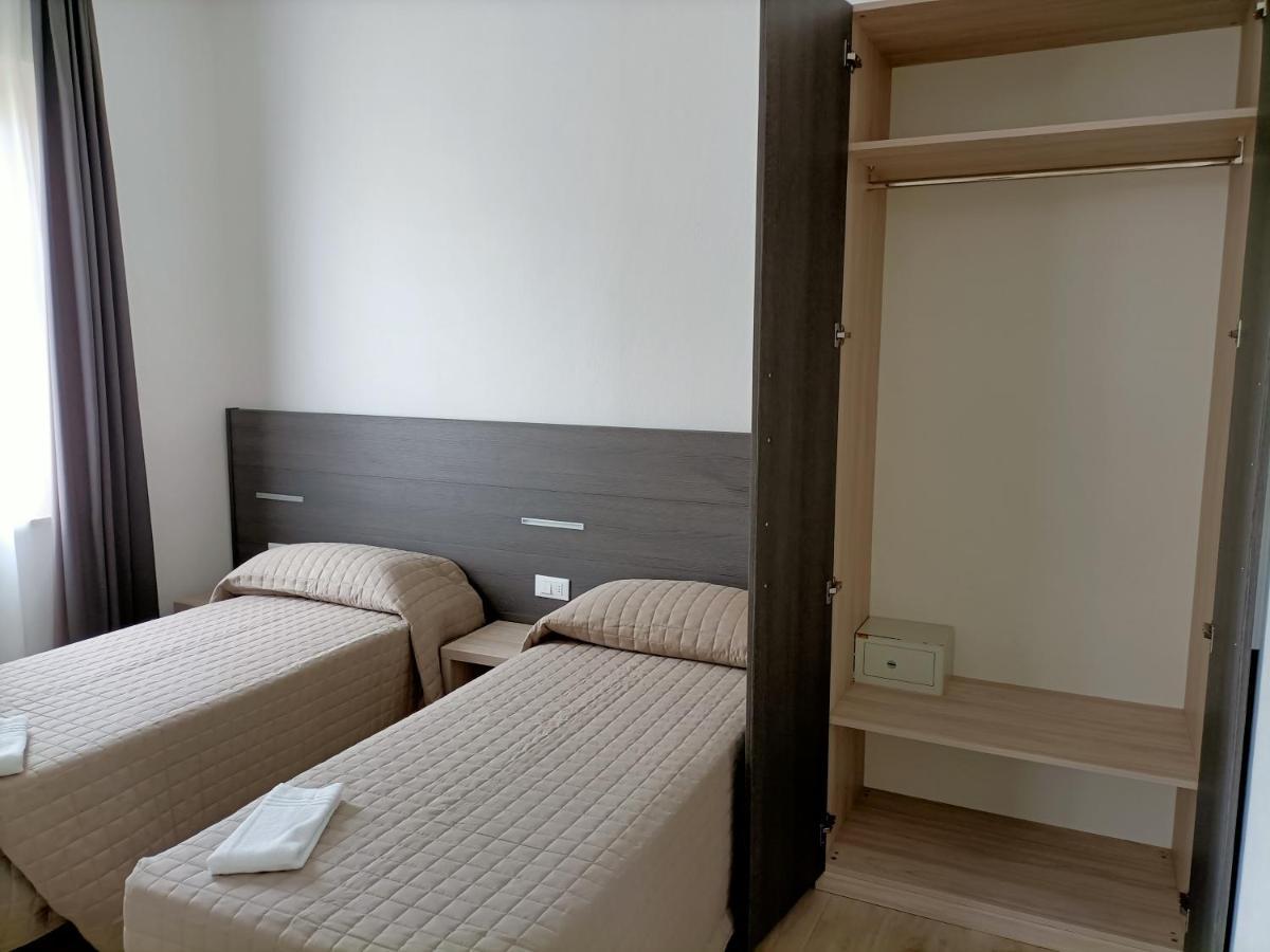 Hotel Bed & Book Rimini Exteriör bild