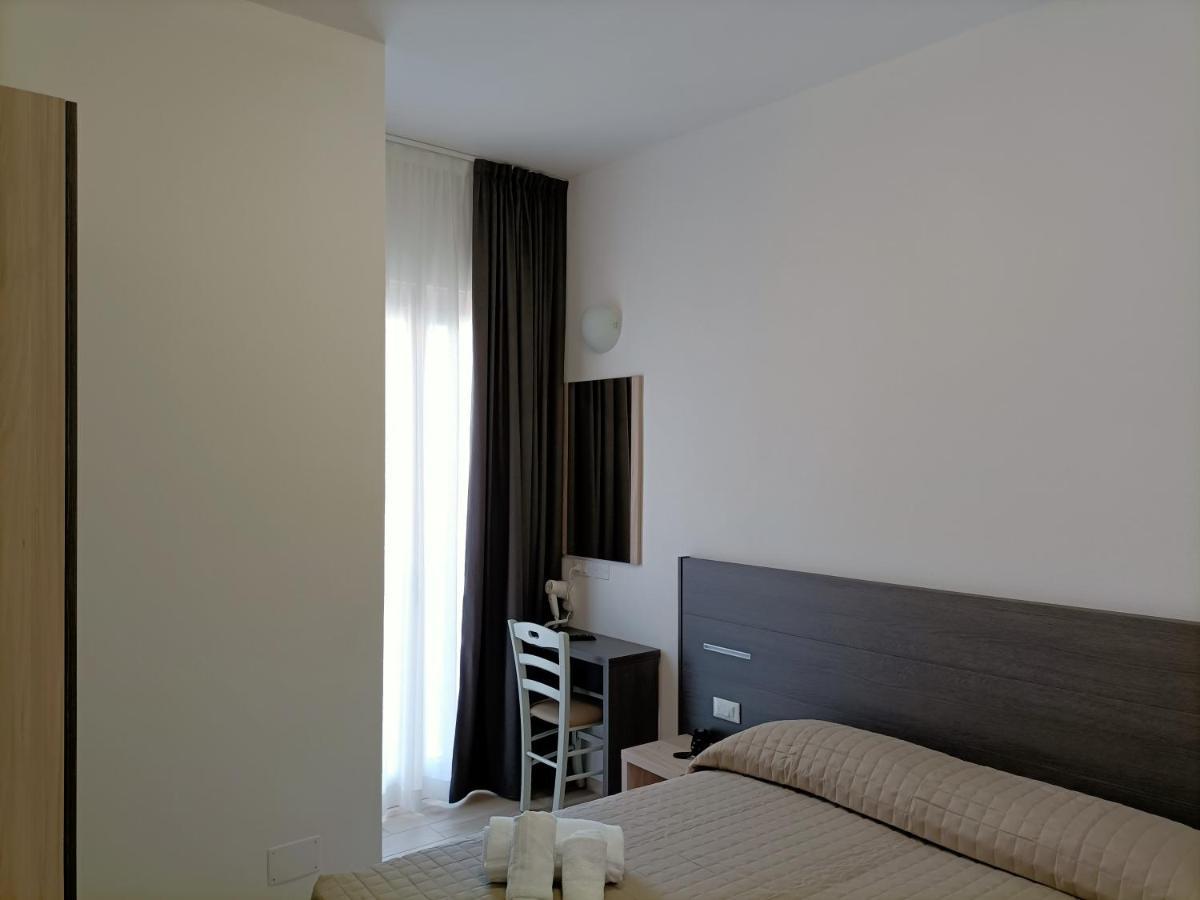 Hotel Bed & Book Rimini Exteriör bild