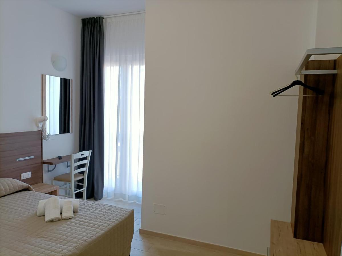 Hotel Bed & Book Rimini Exteriör bild